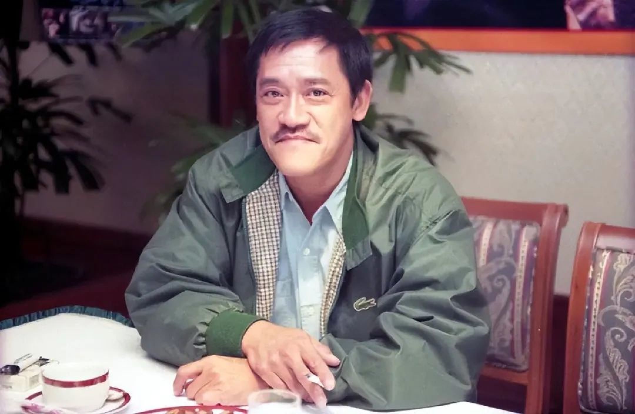 突发！知名老戏骨去世，晚年疾病缠身很痛苦，移居英国一直在治疗_黑料正能量