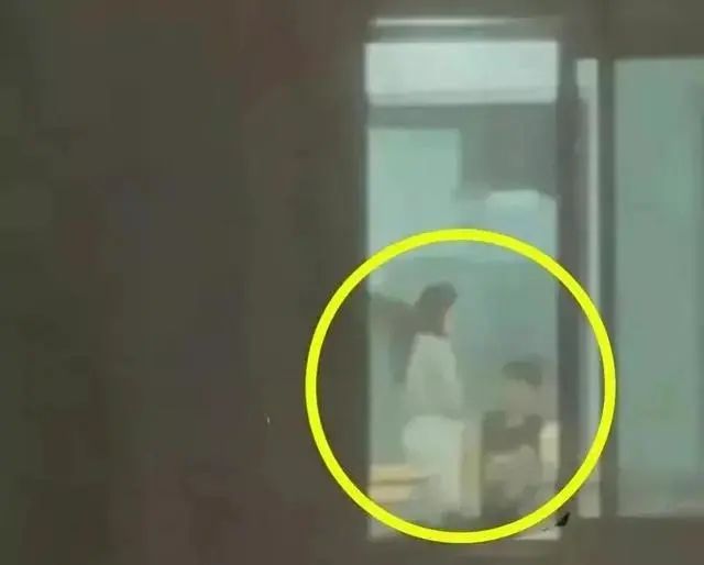 四川传媒学院小情侣教室演活春宫，网传小姐姐身材一级棒！_黑料正能量