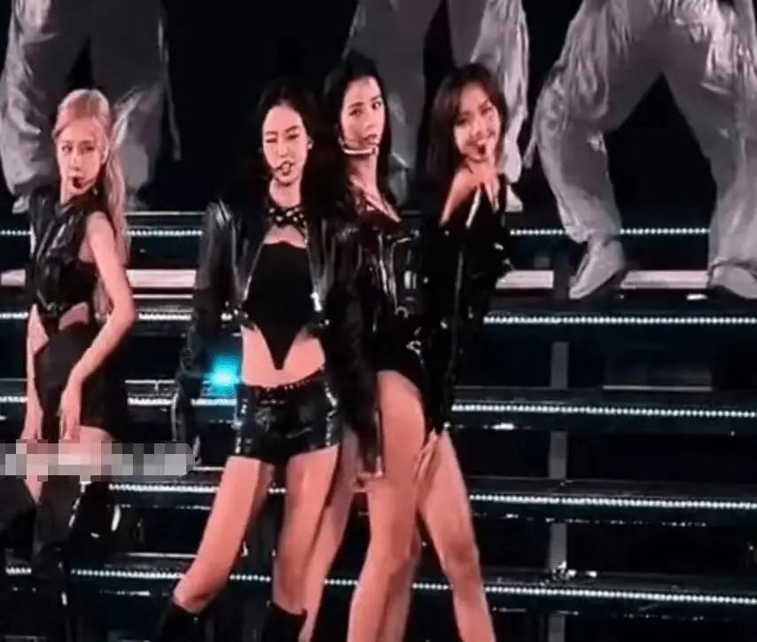 讨好富豪男友，韩国组合BLACK PINK成员Lisa在会所大跳艳舞_黑料正能量