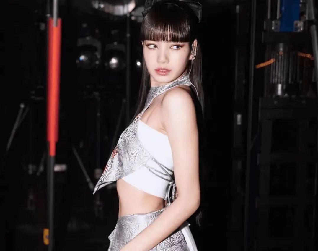 脱衣舞是自己要跳的，Lisa竟然还拉队友下水！_黑料正能量