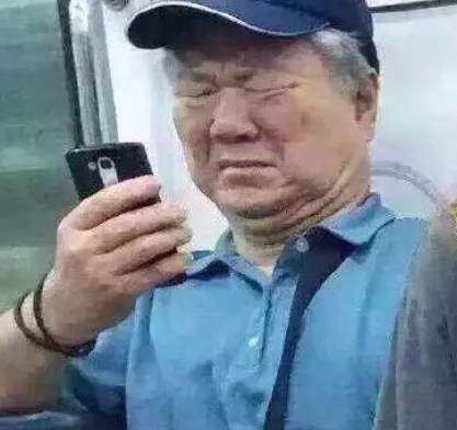 辣眼睛！肥宅男穿粉色JK+白.斯+高跟鞋在小姐姐家门口搔首弄姿_黑料正能量