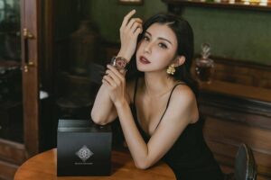 真人版彩子爆红即被网络欺凌：整容疑云与Cosplay创作争议揭秘
