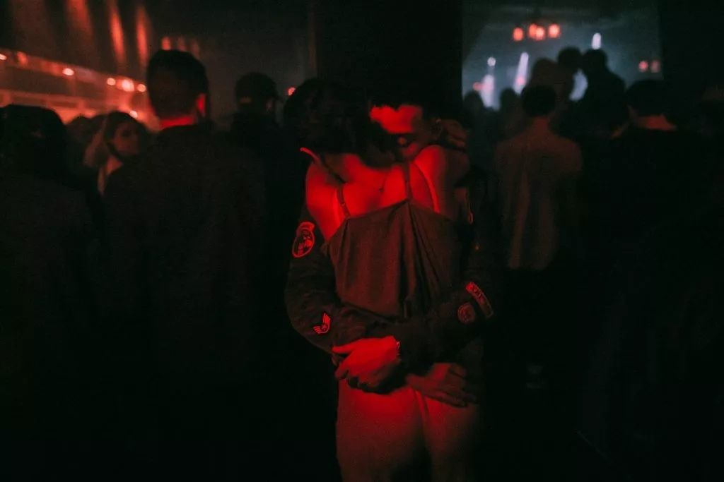 和陌生人在深夜打啵儿是一种什么体验？_黑料正能量