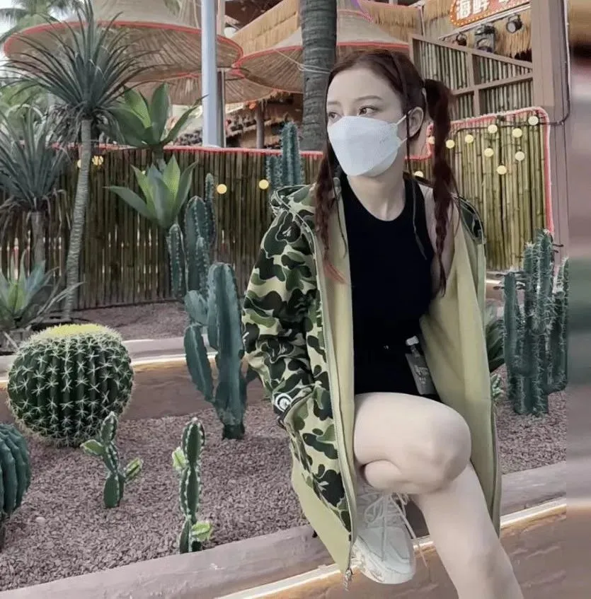 李小璐放飞自我了？双马尾配丝袜短裙，41岁身材似少女_黑料正能量