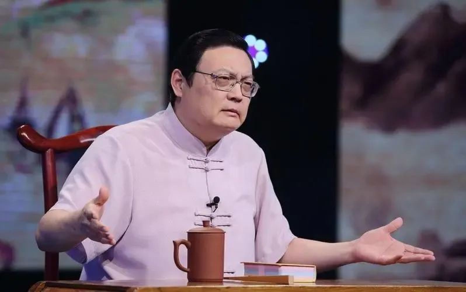 “老梁”梁宏达去哪了？“跌下神坛”后没有闲着，怀抱初心在前行_黑料正能量