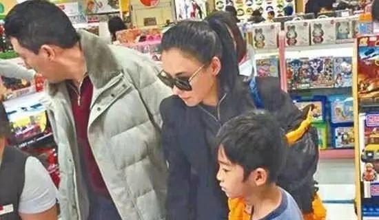 张柏芝又怀四胎，富豪孩子爹高兴坏了！_黑料正能量