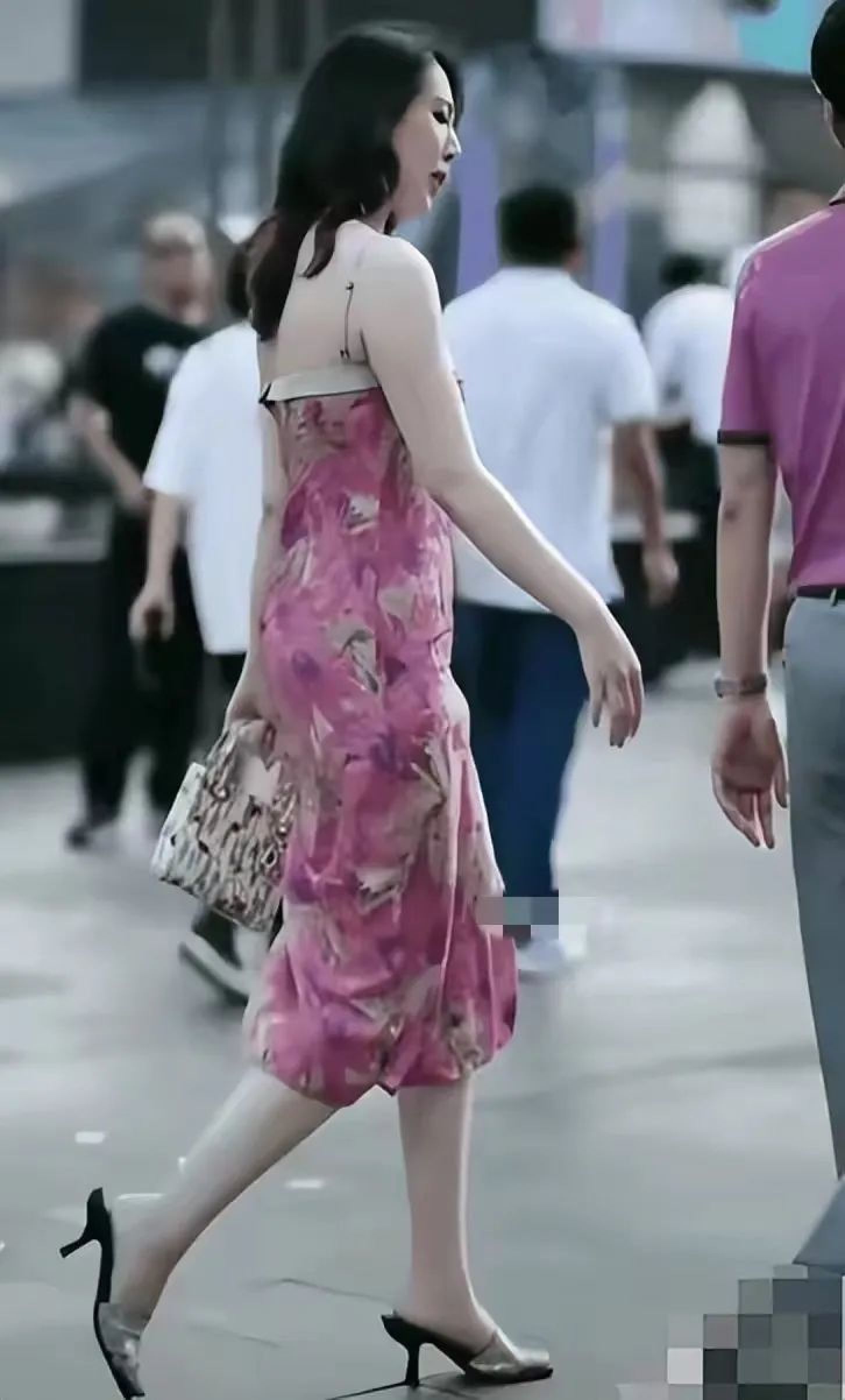 “董小姐”和老总街拍后，同款免职裙销量暴涨！街头引发“COS模仿秀”_黑料正能量