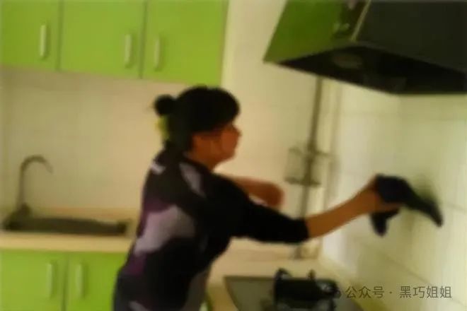打工人真是拼，保姆趁雇主休息在家中卖淫_黑料正能量