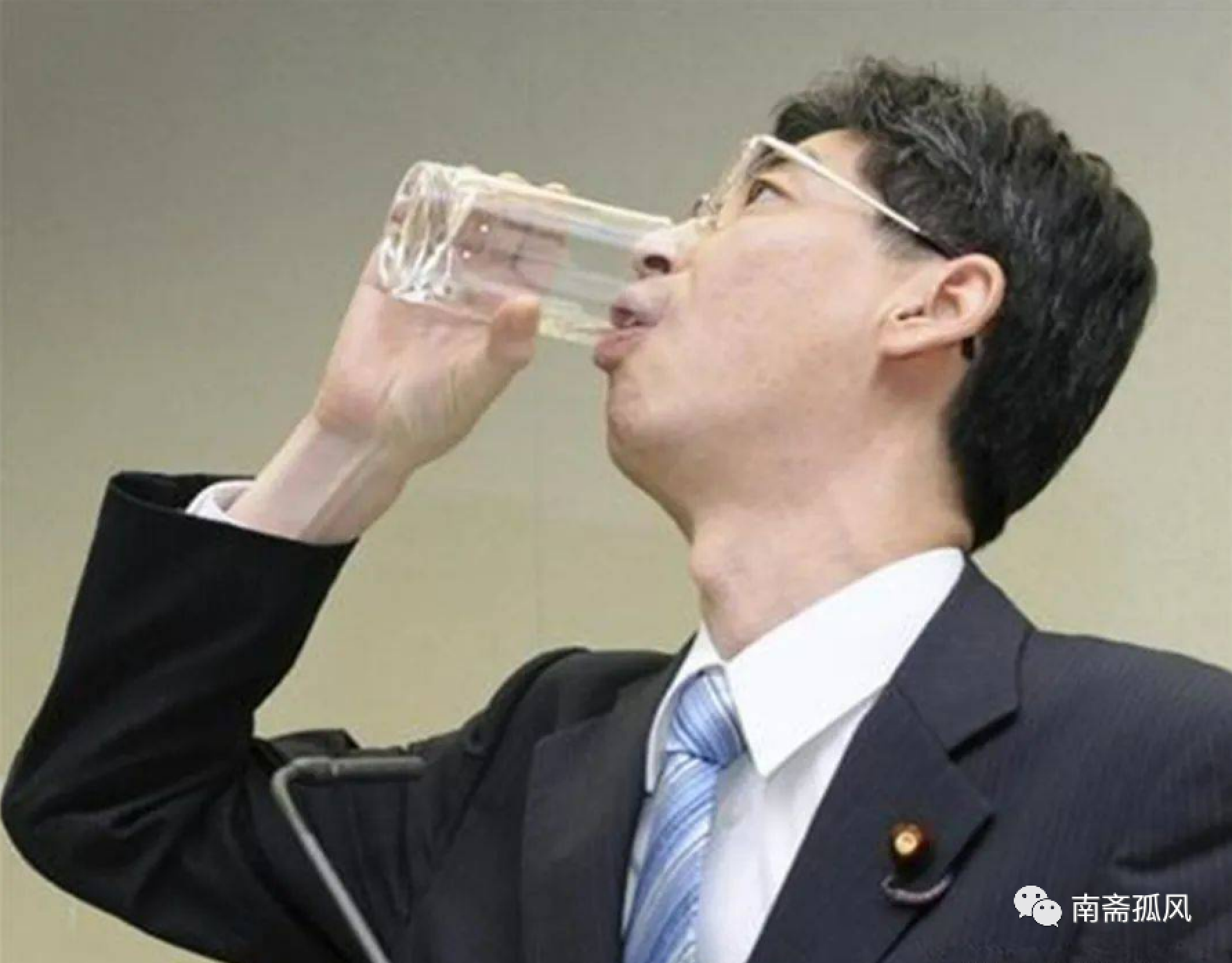 12年前，那个手腕剧烈颤抖，硬喝了核废水的日本高官，现状如何？_黑料正能量