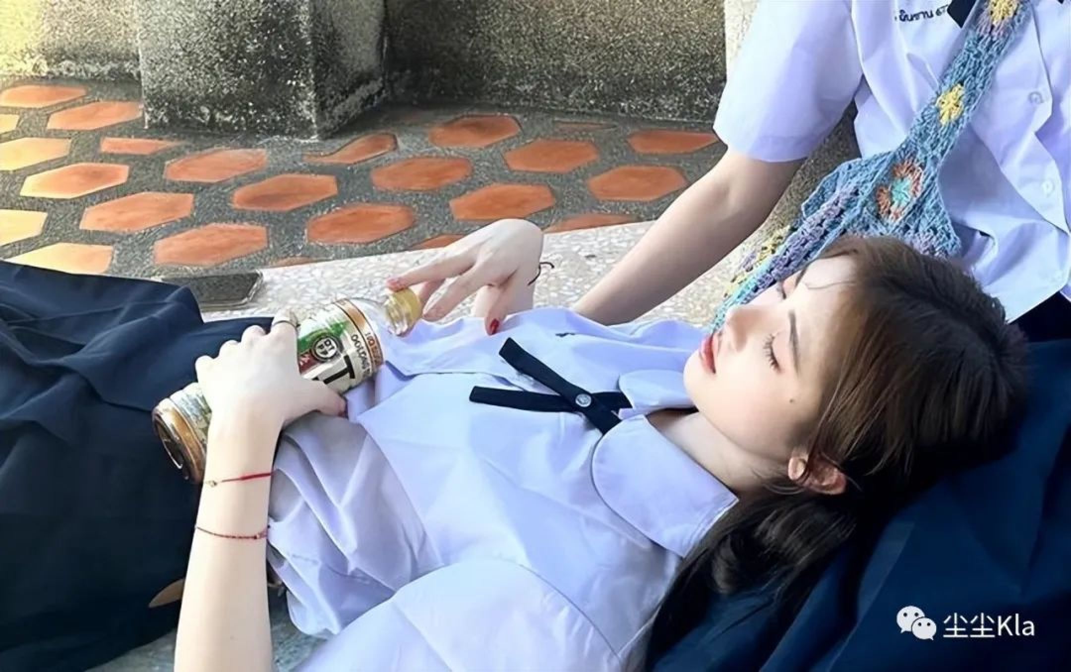 鞠婧祎穿“泰式制服”像极了小水！模仿造型堪比原造型！真太牛了_黑料正能量