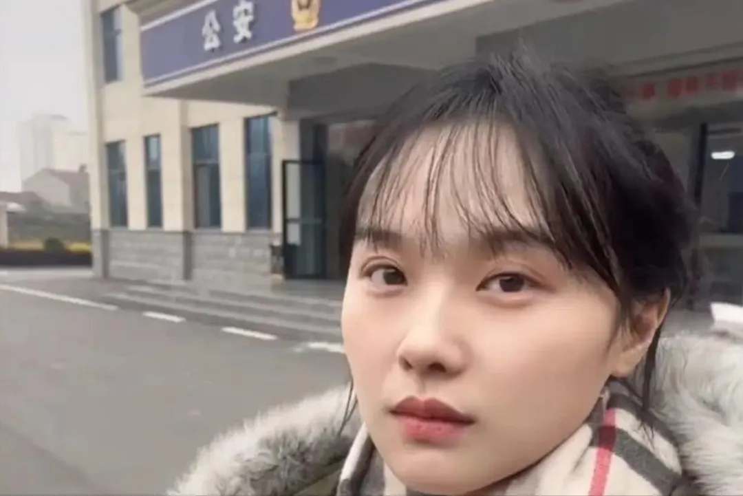 “挖呀挖”黄老师下海？酒店视频截图疯传，本人回应引网友热议_黑料正能量