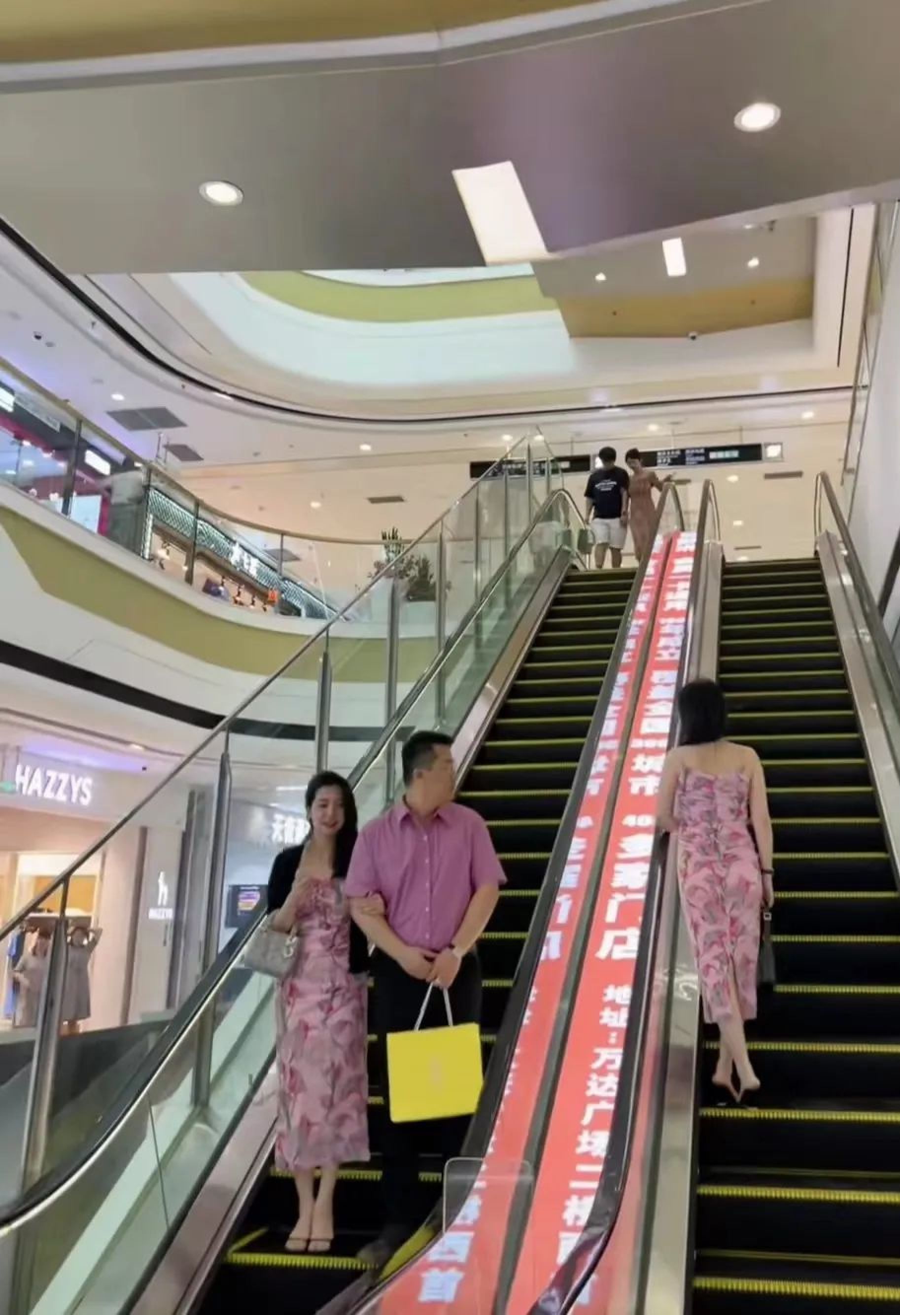 “董小姐”和老总街拍后，同款免职裙销量暴涨！街头引发“COS模仿秀”_黑料正能量