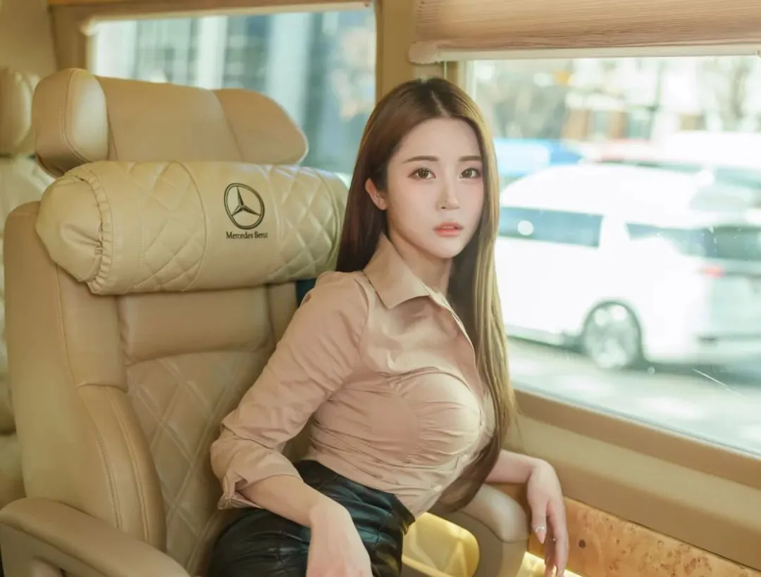 看着坐在大奔里的Bomi，我心动了_黑料正能量