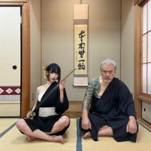 日本父女Cosplay成极道家族走红网络，精彩还原引起热议