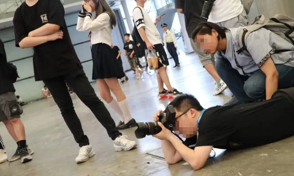 真没穿内裤？上海车展宾利女销售被曝不雅照，丑恶嘴脸尽收眼底_黑料正能量