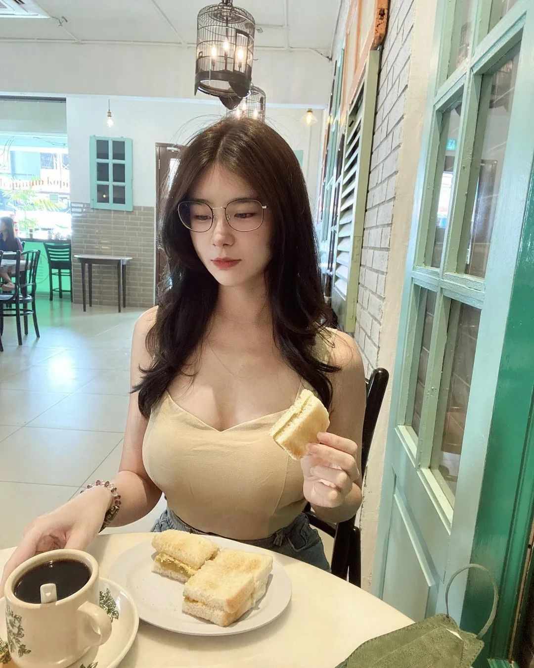 马来网红蔡昀希，纤细腰身，傲人曲线，才貌双全，热爱运动_黑料正能量