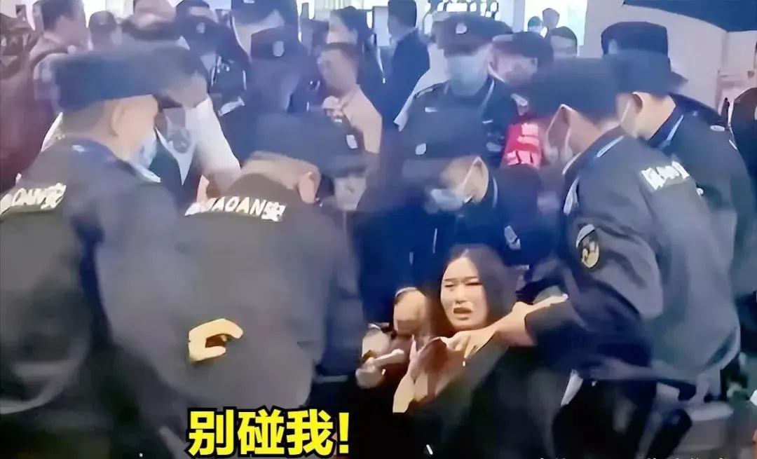 “宝马冰激凌”持续发酵，女孩长裙被拖拽走光，人性需要被尊重。_黑料正能量