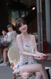 糯美子mini个人介绍，超高颜值与职业装扮兼备