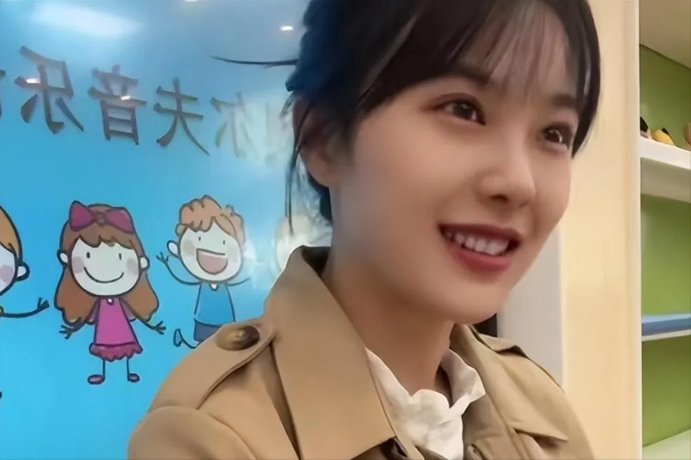 “挖呀挖”黄老师下海？酒店视频截图疯传，本人回应引网友热议_黑料正能量