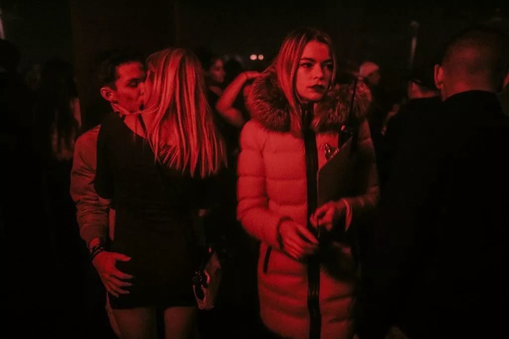 和陌生人在深夜打啵儿是一种什么体验？_黑料正能量