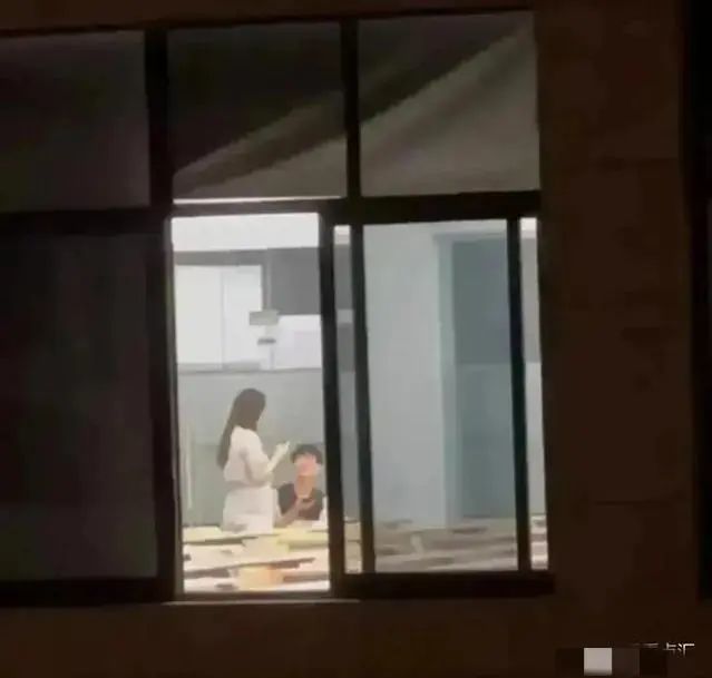 四川传媒学院小情侣教室演活春宫，网传小姐姐身材一级棒！_黑料正能量