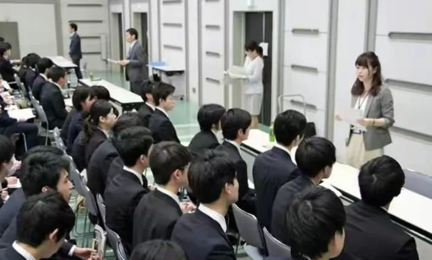 市长在地铁口“点头哈腰”，无人想当公务员，日本的官越来越难当_黑料正能量