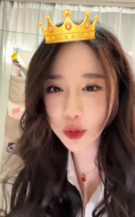 轩子巨2兔更新照片，白衬衣撩人，声音嗲嗲惹人爱，网友：不敢相信奔4了！_黑料正能量