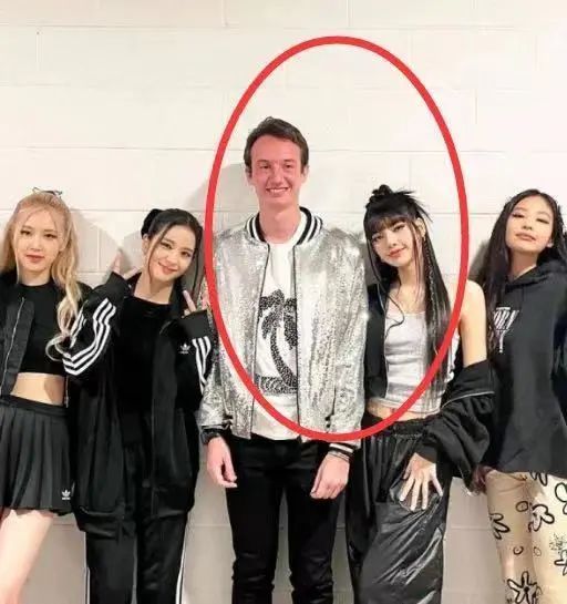 讨好富豪男友，韩国组合BLACK PINK成员Lisa在会所大跳艳舞_黑料正能量