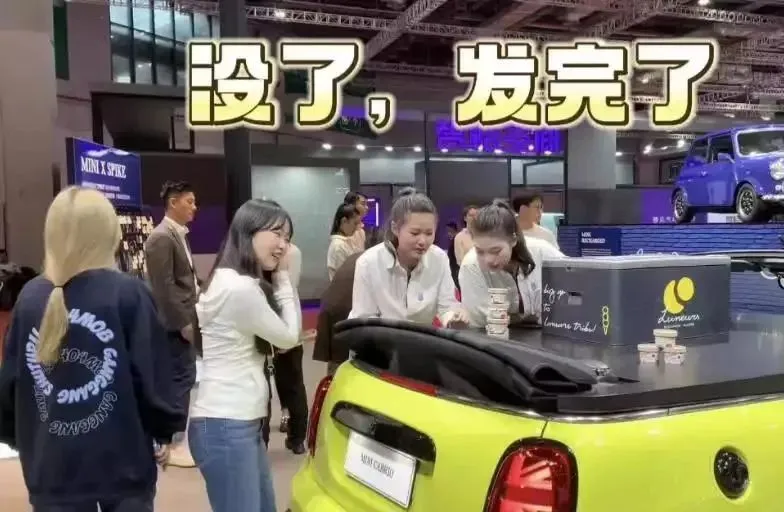 “宝马冰激凌”持续发酵，女孩长裙被拖拽走光，人性需要被尊重。_黑料正能量