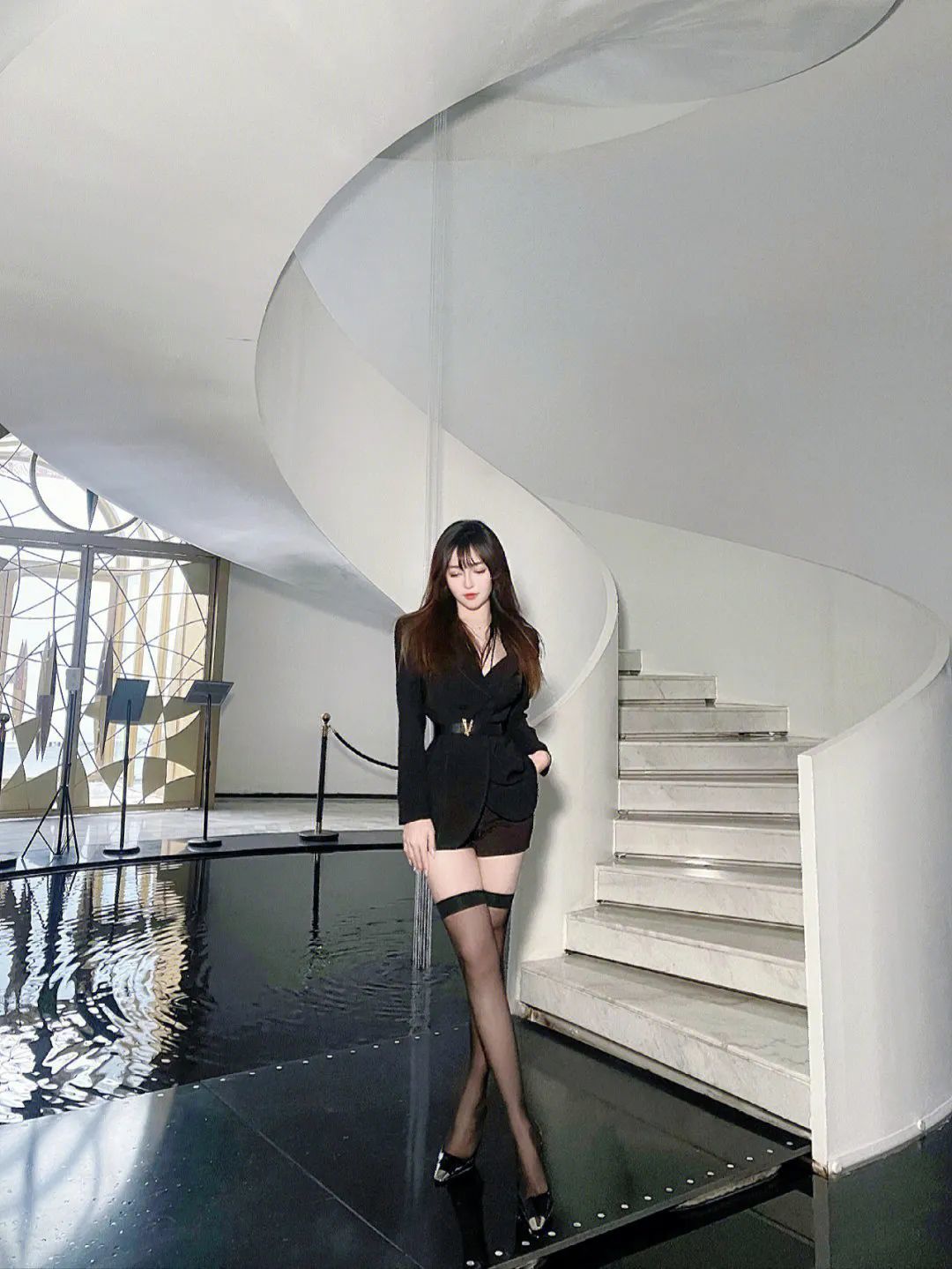 街拍颜值丰满美女大长腿，街头微胖白色大型门户热裤，赚足回头率_黑料正能量