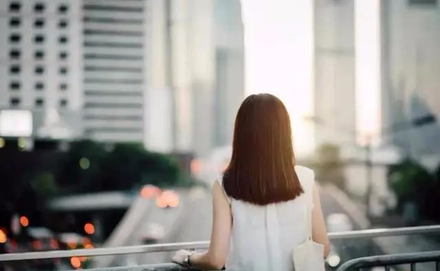 女人对男人动心，会有这几种“生理反应”，再矜持的她也掩饰不了_黑料正能量