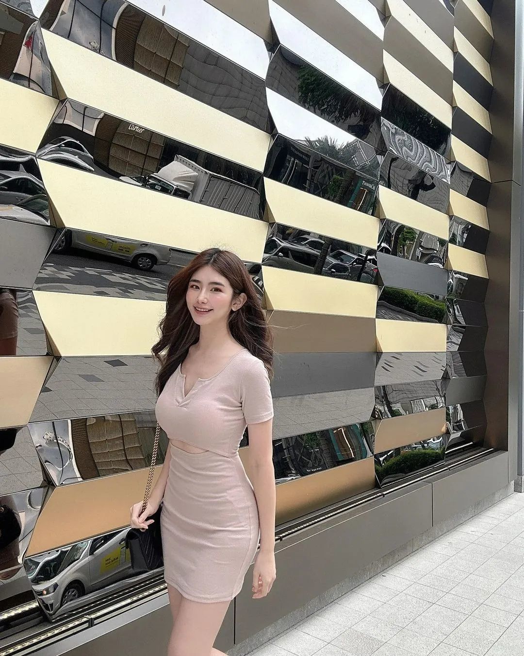 马来网红蔡昀希，纤细腰身，傲人曲线，才貌双全，热爱运动_黑料正能量
