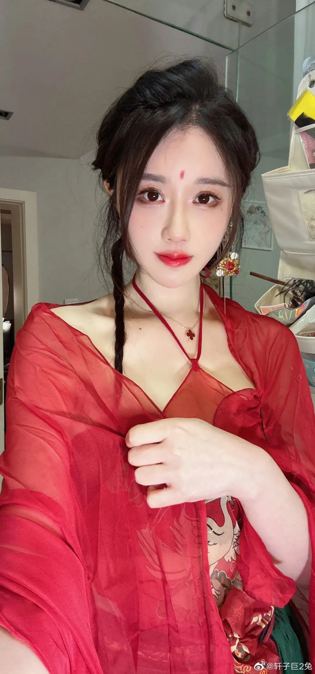 轩子巨2兔更新照片，白衬衣撩人，声音嗲嗲惹人爱，网友：不敢相信奔4了！_黑料正能量