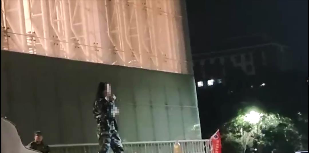 吃瓜热搜：某女大学生军训跳舞，却出意外导致走光视频！_黑料正能量